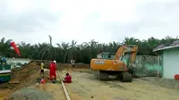 Petugas membersihkan lumpur hasil semburan gas di Pesantren Al Ihsan Pekanbaru. (Liputan6.com/M Syukur)