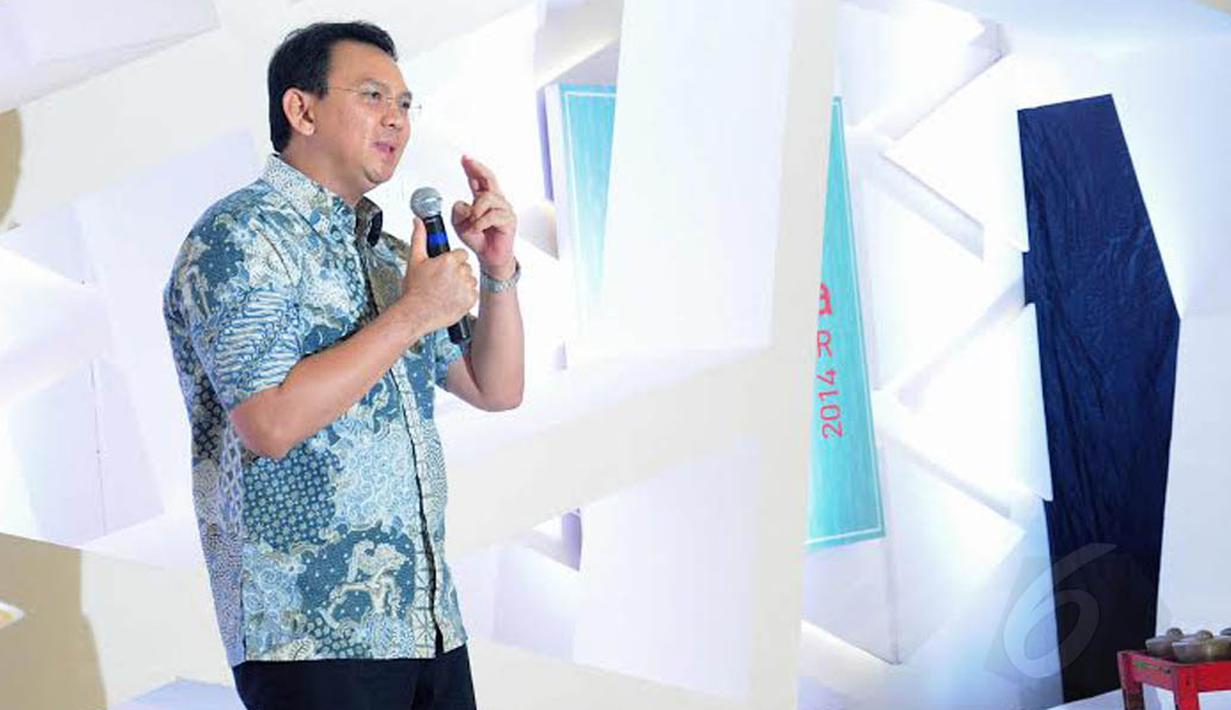  Pria yang akrab disapa Ahok itu memberikan penjelasan tentang pentingnya souvenir yang mampu mempromosikan daerah Jakarta (Liputan6.com/Faial Fanani) 