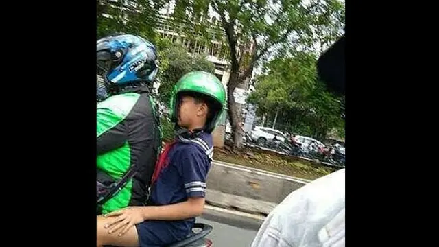 6. Ini makainya malah nyamping gini.