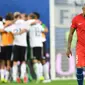Gelandang Chile, Arturo Vidal, tampak kecewa usai gagal merebut Piala Konfederasi 2017 di Stadion Saint Petersburg, Rusia, Minggu (3/7/2017). Jerman menang 1-0 atas Cile. (EPA/Georgi Licovski)