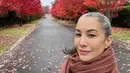 Selfie penuh pesona dari Nadya Hutagalung. Outfitnya yang bernuansa merah muda serasi dengan pemandangan latarnya dari pohon berdaun merah. [Foto: Instagram/nadyahutagalung]
