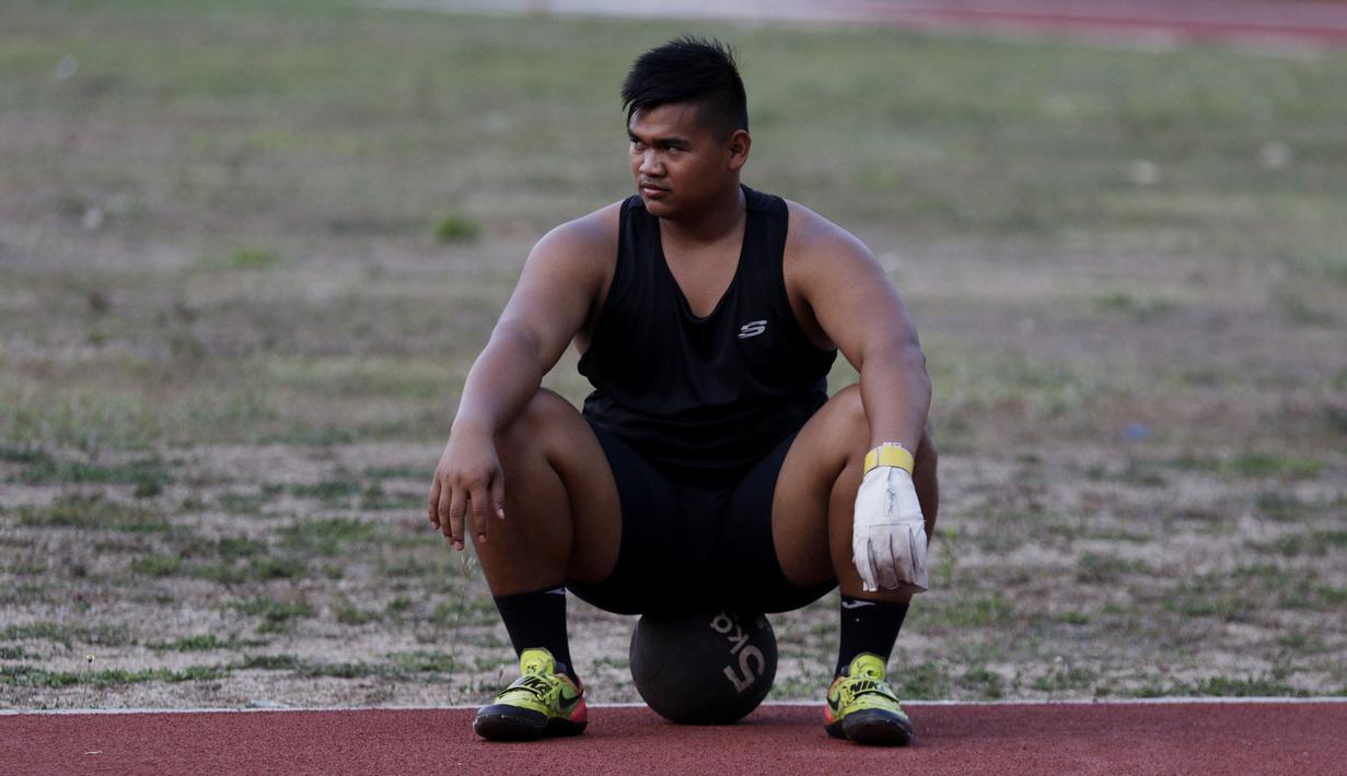 Atlet lontar martil, Rafika Putra, melakukan latihan jelang SEA Games 2019 di Stadion Madya, Jakarta, Rabu (9/9). Pria berusia 20 tahun ini menargetkan medali emas pada debutnya di SEA Games. (Bola.com/M Iqbal Ichsan)