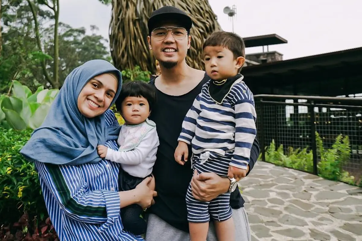 Keseruan Nycta Gina dan Keluarga Kecilnya
