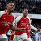 Pemain Arsenal Gabriel Jesus (kiri) melakukan selebrasi usai mencetak gol ke gawang Brighton dan Hove Albion pada pertandingan sepak bola Liga Inggris di Emirates Stadium, London, Inggris, Minggu (17/12/2023). Arsenal memetik kemenangan 2-0 setelah sebelumnya selalu tumbang pada tiga pertemuan di kandang sendiri. (AP Photo/Ian Walton)