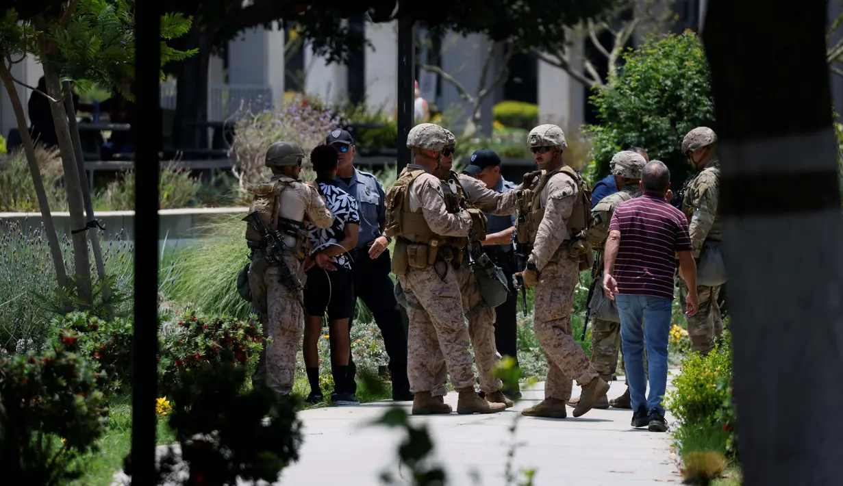 Langkah ini diambil sebagai respons atas protes publik terhadap razia imigrasi oleh pemerintah federal—yang dilakukan tanpa persetujuan Gubernur California, Gavin Newsom. (ETIENNE LAURENT/AFP)