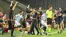 Para pemain Sevilla melakukan selebrasi usai menaklukkan Manchester United pada laga semifinal Liga Europa di Stadion RheinEnergie, Senin (17/8/2020). Sevilla menang 2-1 atas Manchester United. (AP Photo/Martin Meissner, Pool)