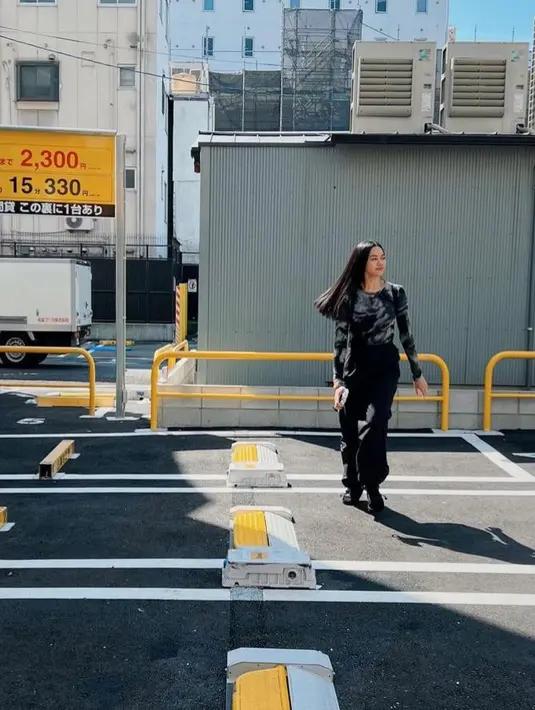 Di luar aktivitas panggung, Yura Yunita juga punya gaya yang fashionable. Termasuk saat liburan di Jepang baru-baru ini. [Foto: IG/yurayunita].