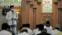 Gubernur Jabar Ridwan Kamil saat melaksanakan salat tarawih perdana bulan Ramadan 1442 hijriah di Masjid Pusdai, Kota Bandung, Senin (12/4/2021). (Foto: Biro Adpim Jabar)