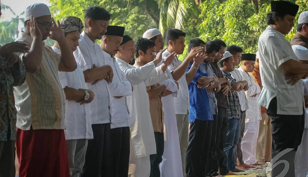 Sebagian masyarakat Indonesia sudah merayakan Idul Adha, meskipun pemerintah telah menetapkan Hari Raya Idul Adha 1435 H jatuh pada Minggu 5 Oktober 2014 besok, Jakarta, (4/10/14). (Liputan6.com/Faizal Fanani)