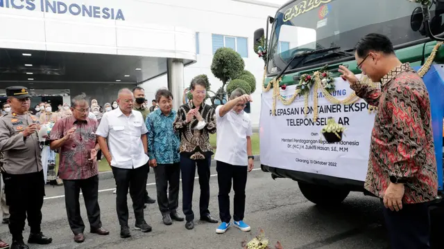 Menteri Perdagangan Zulkifli Hasan melepas ekspor ponsel pintar (smartphone).