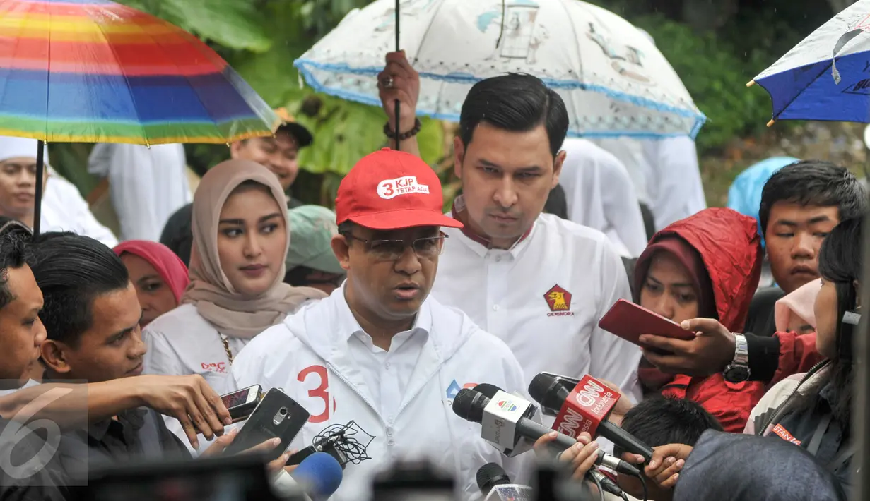 Cagub DKI Jakarta, Anies Baswedan memberi keterangan kepada awak media saat kunjungan ke Gang Sawo, Ampera, Jakarta Selatan, Senin (20/3). (Liputan6.com/Yoppy Renato)