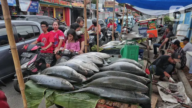 Berkah Penjual Bandeng Musiman Jelang Imlek