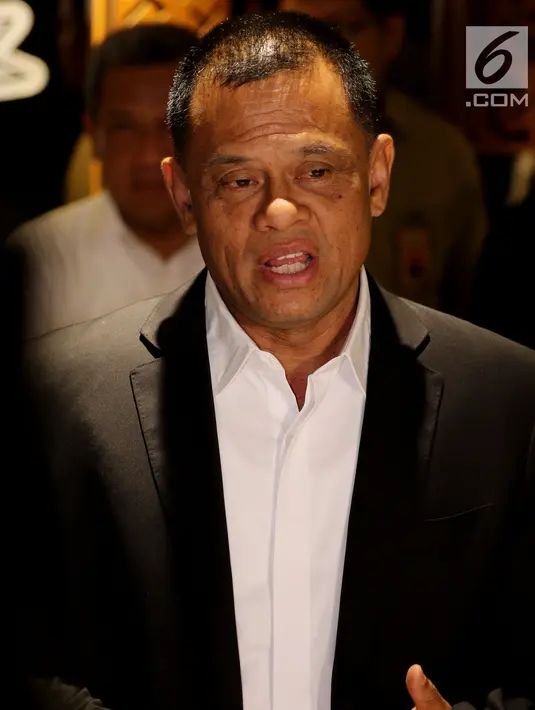Mantan Panglima TNI Jenderal (Purn) Gatot Nurmantyo memberikan keterangan seusai bertemu Ketua MPR Zulkifli Hasan di Kompleks Parlemen, Senayan, Jakarta, Selasa (8/5). Pertemuan itu untuk membahas situasi menjelang Pilpres 2019. (Liputan6.com/Johan Tallo)