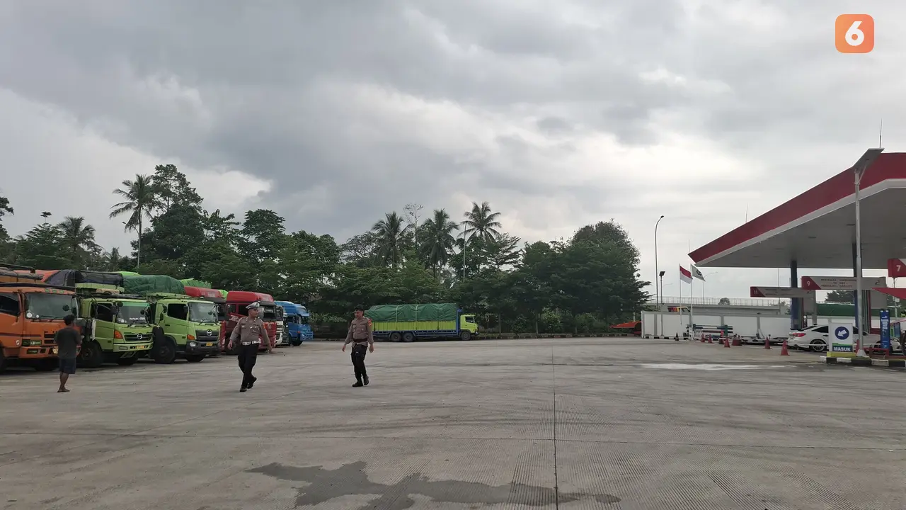 Polres Lampung Selatan mulai menerapkan delay system di rest area KM20B tol Bakauheni-Terbanggi Besar (Bakter). Foto : (Liputan6.com/Ardi).