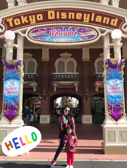 "Kalau kuliner ya makanan Jepang lah ya. Tapi mulut kita mulut Indonesia, jadi kita tetap bawa makanan sendiri. Kayak ikan teri, terus bawa sambel, saos, rendang," ucap Ayu Ting Ting. (Instagram/ayutingting92)