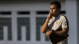 Pelatih Timnas Indonesia, Bima Sakti, memberikan instruksi saat latihan di Stadion Wibawa Mukti, Jawa Barat, Senin (10/9/2018). Latihan ini persiapan jelang laga uji coba melawan Mauritius. (Bola.com/Vitalis Trisna)