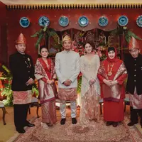 NIken Anjani, Adimaz Pramono, dan keluarga. (Foto: Atas Perkenan Arman Febryan)