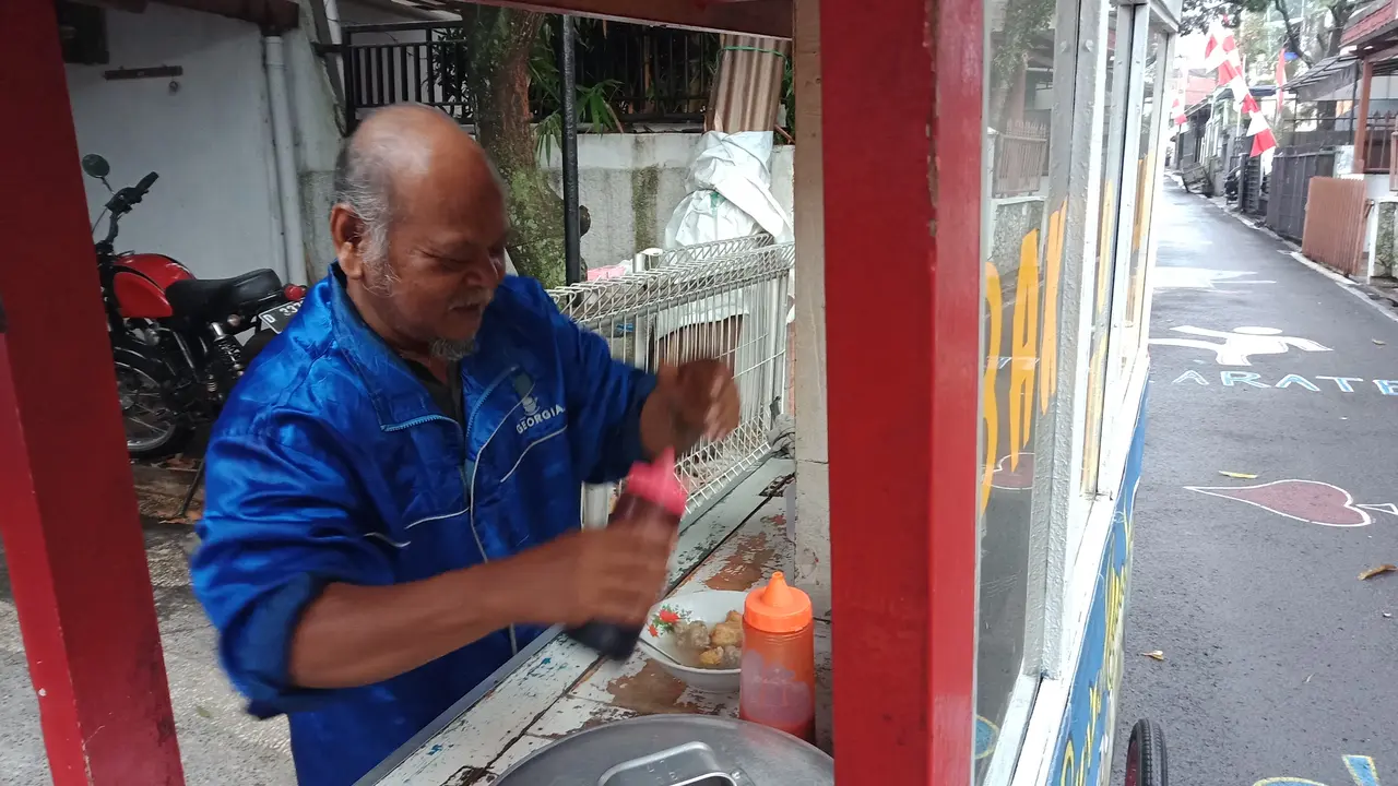 Pak Imam Hanafi gunakan arang kayu untuk memasak kuah bakso