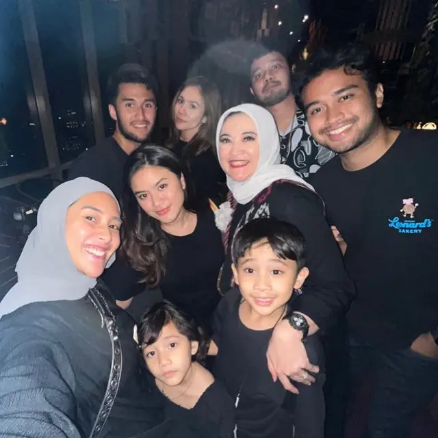 Ibu Sabda Ahessa Sudah Beri Restu, Ini 6 Potret Wulan Guritno dan Keluarga Kekasih