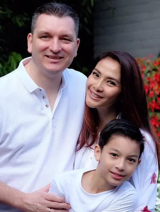 Maudy Koesnaedi menikah dengan Frederik Johannes Meijer dan rumah tangga mereka sudah berumur 20 tahun. Sebelum menikah dengan Maudy, Frederik telat lebih dulu jadi mualaf. (Foto: Instagram Maudy Koesnaedi)
