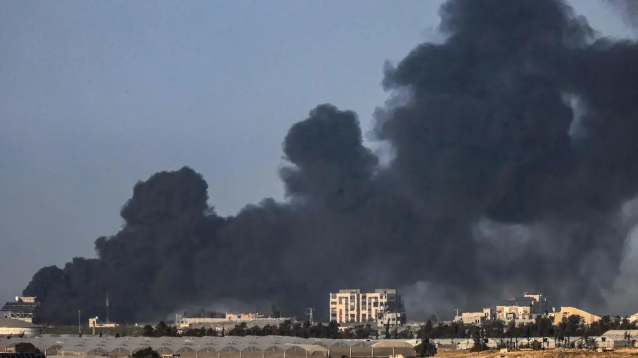 Asap mengepul di atas Khan Yunis di Jalur Gaza selatan selama pemboman Israel pada hari Senin 22 Januari 2024. (AFP)