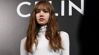Lisa hadir sebagai duta brand Celine. Ia mengenakan turtle neck putih yang dipadukan dengan rok hitam dan waist bag berwarna senada. (Liputan6.com/IG/@voguethailand)