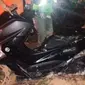 Petugas Basarnas Pekanbaru mengeluarkan sepeda motor pengemudi ojek online yang tersesat karena menggunakan google maps. (Liputan6.com/M Syukur)