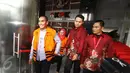 Bupati (nonaktif) Kabupaten Buton Samsu Umar Abdul Samiun dan Bupati Klaten (nonaktif) Sri Hatini usai menjalani pemeriksaan di Gedung KPK, Jakarta, Jumat (24/2). (Liputan6.com/Helmi Afandi)