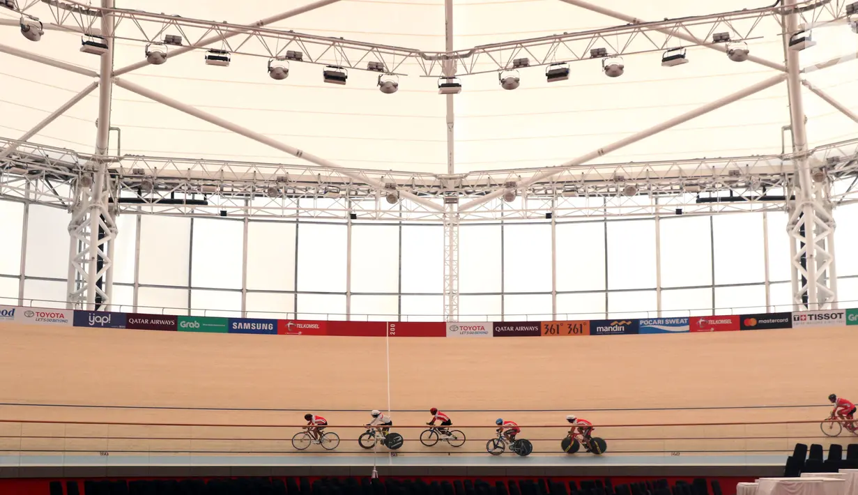Atlet tim para cycling Indonesia melakukan latihan di track Velodrome, Rawamangun, Jakarta, Selasa (2/10). 14 atlet para cycling akan berlaga pada Asian Para Games 2018 pada 6 hingga 13 Oktober mendatang. (Liputan6.com/Helmi Fithriansyah)