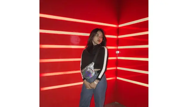7 Gaya Santai Shakira Jasmine, Pemain Guru-Guru Gokil yang Memesona