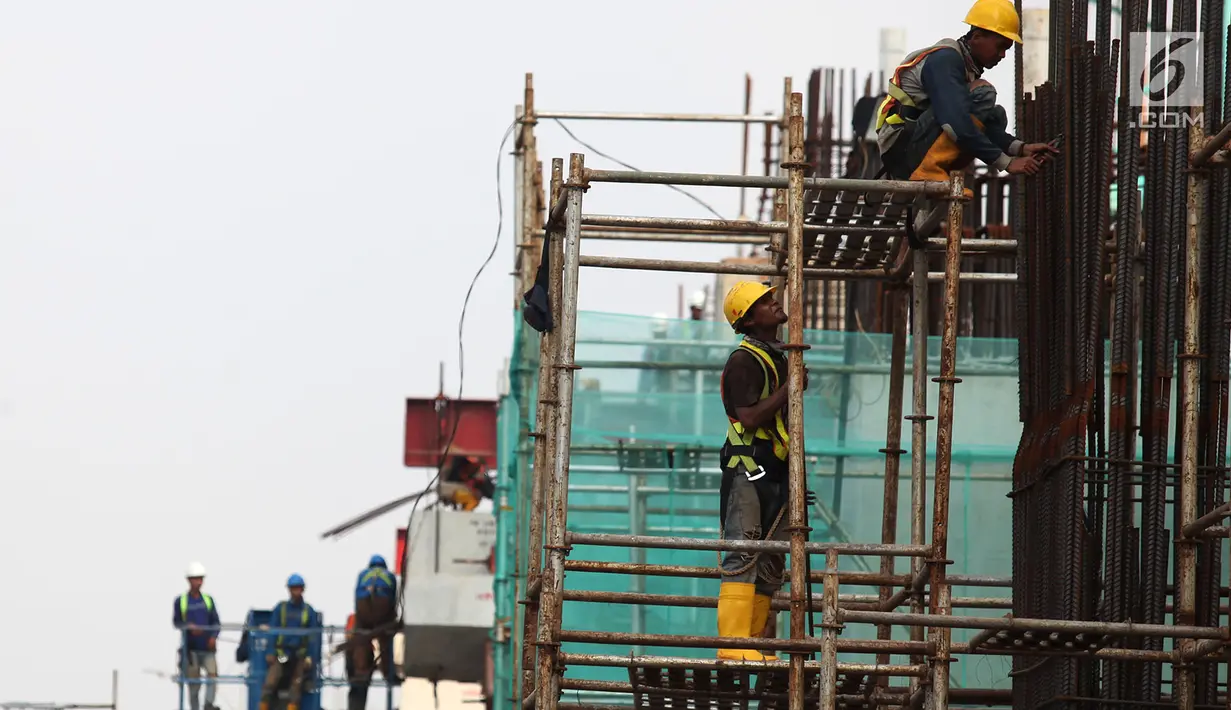 Pekerja menyelesaikan proyek pembangunan gedung dan jalan di Jakarta, Sabtu (10/11). Tenaga kerja peraih sertifikat Kementerian PUPR meliputi tukang, mandor, drafter, surveyor, operator pelaksana dan pengawas. (Merdeka.com/Imam Buhori)