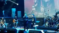 Abdel Achrian Bikin Emak-Emak Rocker Ngakak di Konser God Bless Unplugged