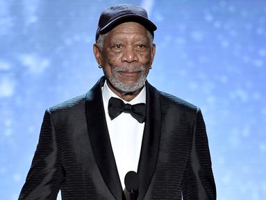 Morgan Freeman saat mendapatkan penghargaan Life Achievement pada Screen Actors Guild Awards di Shrine Auditorium & Expo Hall, Los Angeles (21/1). (Photo by Vince Bucci/Invision/AP)