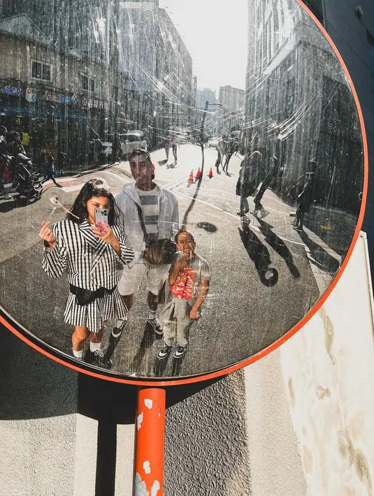 Sembari menutup hidung, Jessica Iskandar kenakan outfit bernuansa monokrom [@inijedar]