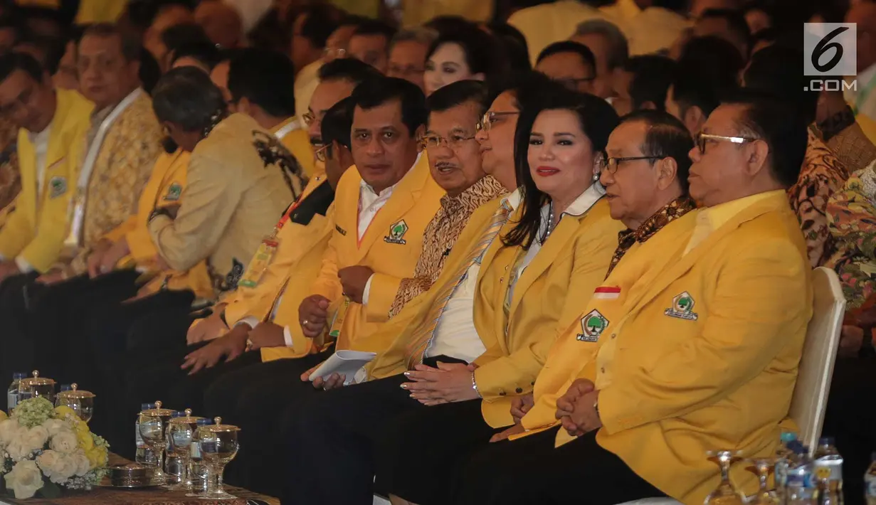 Wakil Presiden Jusuf Kalla (kelima kanan) didampingi Ketum Golkar Airlangga Hartarto saat menghadiri penutupan Munaslub Golkar di Jakarta, Rabu (20/12). (Liputan6.com/Faizal Fanani)