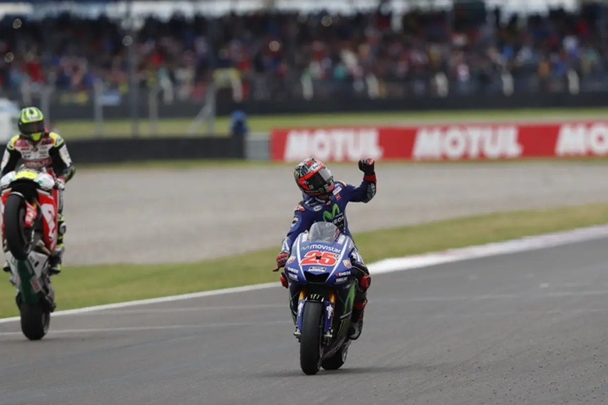 Pebalap Movistar Yamaha, Maverick Vinales (kanan), berselebrasi setelah menjuarai MotoGP Argentina, Minggu (9/4/2017). (EPA/David Fernandez)