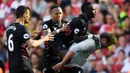 Penyerang Liverpool, Sadio Mane, bersama sang pelatih, Juergen Klopp merayakan gol yang dicetaknya ke gawang Arsenal. Mane berhasil mencetak gol pada laga debut resminya bersama The Reds. (Reuters/Tony O'Brien)