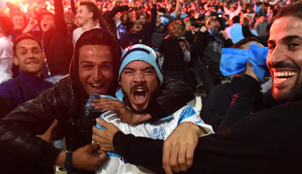 Suporter Marseille turun ke jalan merayakan keberhasilan lolos ke final Liga Europa setelah mengalahkan Salzburg di Marseille, Kamis (3/5/2018). Marseille lolos dengan unggul agregat 3-2 atas Salzburg. (AFP/Anne-Christine Poujoulat)