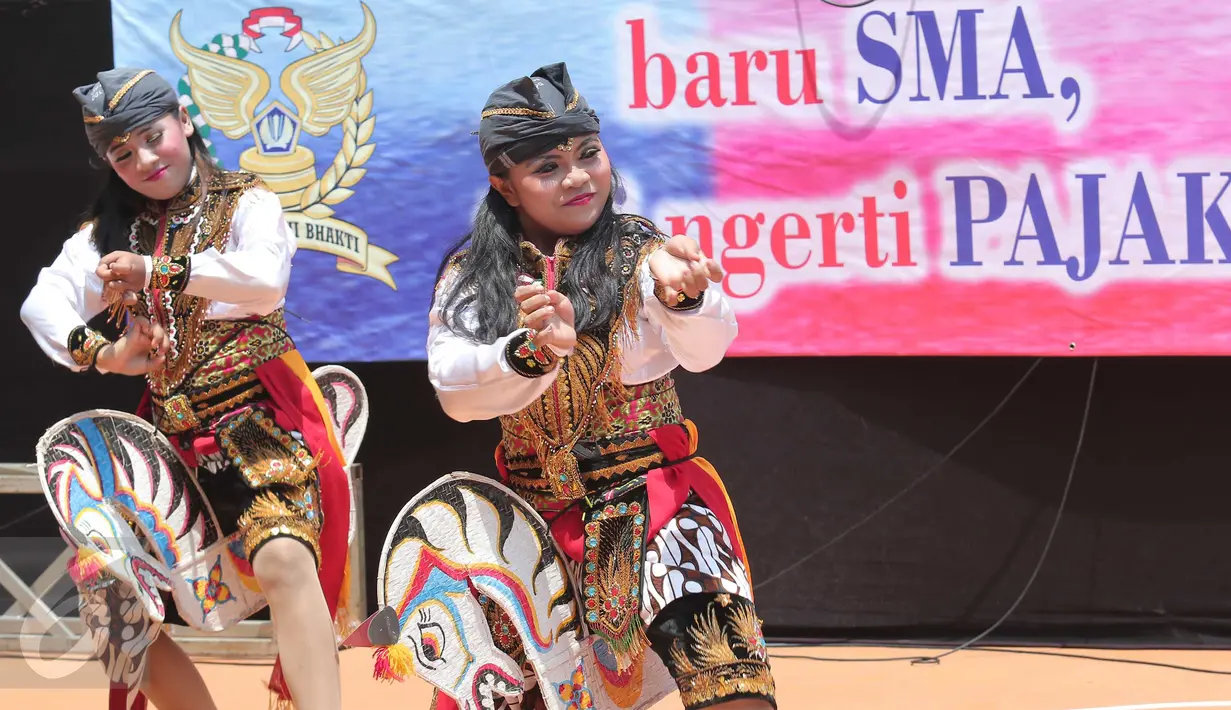 Tarian daerah dibawakan salah satu peserta saat Tax Competition 2015, Jakarta, Senin (23/11/2015).Kompetisi tersebut untuk memberikan edukasi tentang pajak dan budaya nusantara sejak dini (Liputan6.com/Angga Yuniar)