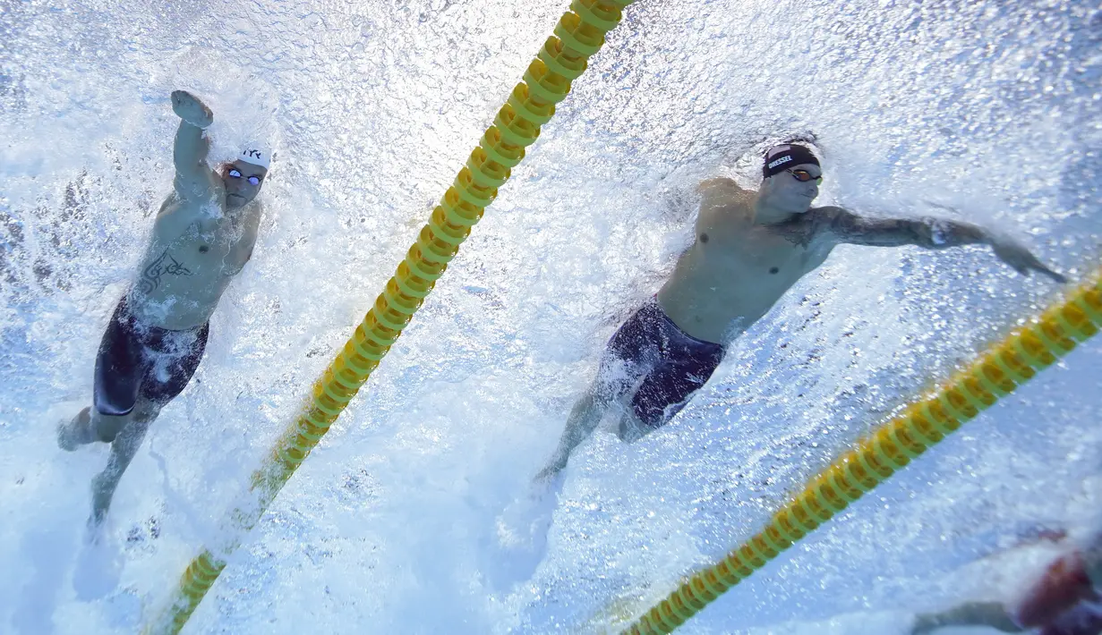 Perenang Amerika Serikat Caeleb Dressel (kanan) bersama perenang Prancis Florent Manaudou saat final 50 meter gaya bebas putra Olimpiade Tokyo 2020 di Tokyo, Jepang, 1 Agustus 2021. Medali emas diraih mahasiswa Universitas Florida Amerika ini dari nomor-nomor bergengsi. (AP Photo/Jeff Roberson)
