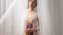 Renata tampil mengenakan kebaya encim putih vintage 1960 dengan aksen bordiran dipadukan kain batik tulis mega mendung dari Trusmi Cirebon. Baju tradisional modifikasi ini dibuat oleh desainer Edward Hutabarat. [@renata711]