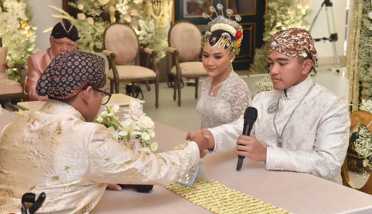 <p>Prosesi akad nikah putra bungsu Presiden Joko Widodo, Kaesang Pangarep dengan Erina Gudono di Royal Ambarrukmo, Sleman, D.I Yogyakarta, Sabtu (9/12/2022). Kakak Erina, Allen Adam Rinaldy Gudono yang menjadi wali nasab dari pihak mempelai perempuan langsung menikahkan adiknya dengan putra bungsu presiden. (FOTO: Agus Suparto/Biro Pers Istana Kepresidenan)</p>