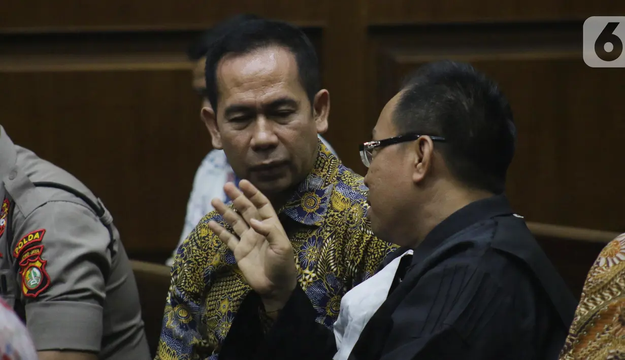 Tubagus Chaeri Wardana (kiri) jelang menjalani sidang dakwaan kasus dugaan korupsi terkait pengadaan alat kesehatan di Pemprov Banten dan Pemkot Tangerang Selatan serta Tindak Pidana Pencucian Uang di Pengadilan Tipikor, Jakarta, Kamis (31/10/2019). (Liputan6.com/Helmi Fithriansyah)