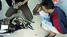 Seorang mahasiswa di Semarang, Jateng, babak belur dihakimi massa karena diduga mencuri perangkat komputer di ruang administrasi sebuah kampus. Pelaku ditangkap setelah petugas keamanan kampus dan mahasiswa berhasil menjebaknya. 