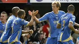Portsmouth&#039;s striker Peter Crouch celebrates scoring his first goal during their Premier League match against Everton at Fratton Park in Portsmouth, on March 21, 2009. AFP PHOTO/Glyn Kirk