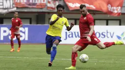 Striker Persija Jakarta, Marko Simic, berusaha melepas tendangan saat melawan 757 Kepri Jaya pada laga Piala Indonesia di Stadion Patriot Bekasi, Jawa Barat, Rabu (23/1). Persija menang 8-2 atas Kepri. (Bola.com/Yoppy Renato)