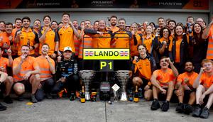 Momen Lando Norris memenangkan balapan F1 GP Brasil 2025. (Miguel SCHINCARIOL / AFP)