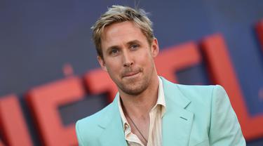 Aktor Ryan Gosling menghadiri pemutaran perdana film The Grey Man di TCL Chinese Theatre, Los Angeles, California, Amerika Serikat, 13 Juli 2022. Gosling mengenakan blazer warna aqua dan celana panjang hijau laut yang pas. (VALERI MACON/AFP)
