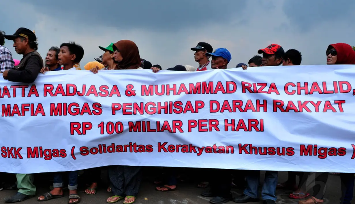 Para massa terlihat membentangkan spanduk berisi tuntutannya di depan Istana Negara, Jakarta, Selasa (10/6/14). (Liputan6.com/Andrian M Tunay)