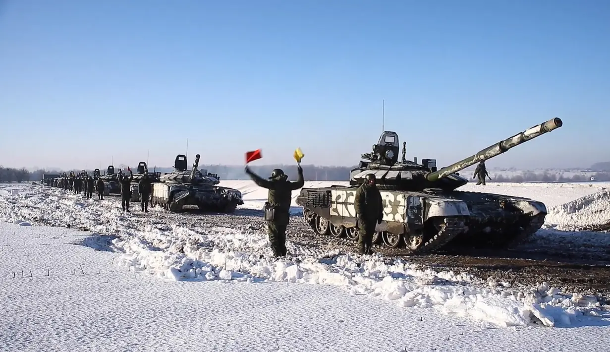 Gambar video menunjukkan tank-tank Rusia berangkat ke Rusia setelah latihan gabungan angkatan bersenjata Rusia dan Belarusia sebagai bagian dari inspeksi Pasukan Respons Negara Serikat, di lapangan tembak dekat Brest (15/2/2022). (Handout/Russian Defence Ministry/AFP)